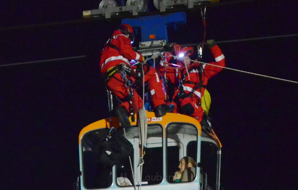 Einsatz BF Hoehenretter Koelner Seilbahn Hoehe Zoobruecke P2393.JPG